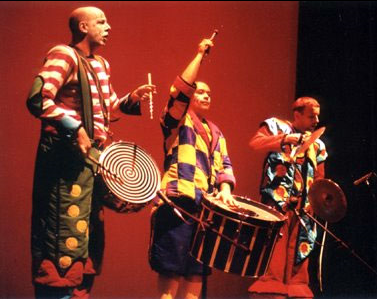 La batería de la murga de izquierda a derecha: redoblante, bombo y platillos.